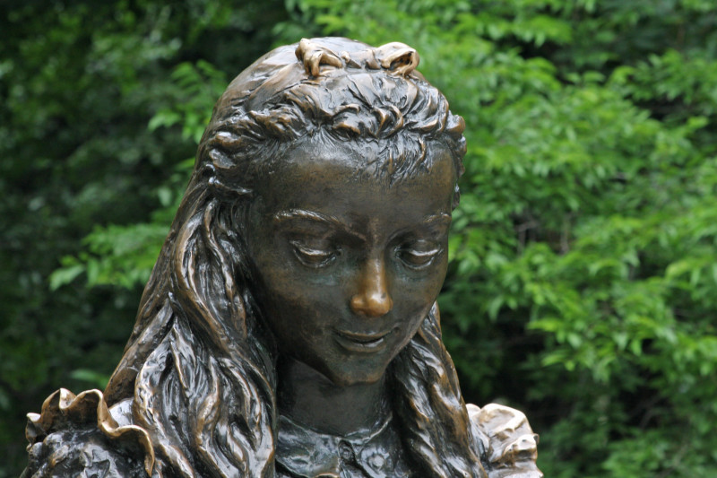 Statua di Alice al Central Park di New York